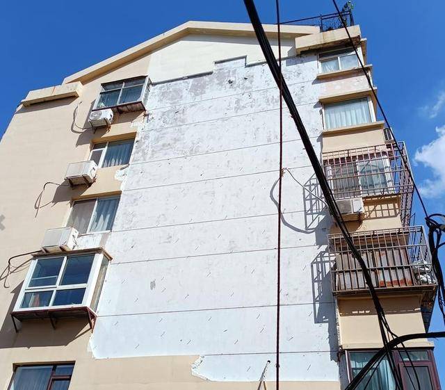 芝罘區(qū)一居民樓外墻保溫層大面積脫落近半年:外墻保溫